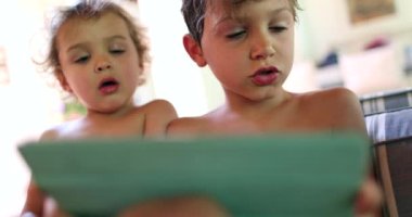 Evde tablet kullanan çocuklar