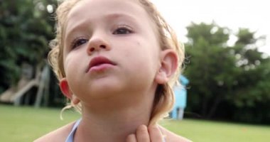 Mutlu küçük kız poz veriyor ve gülümsüyor