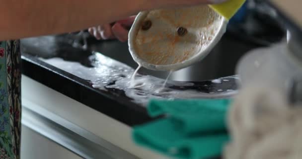 Person Washing Dishes Close — Vídeo de Stock