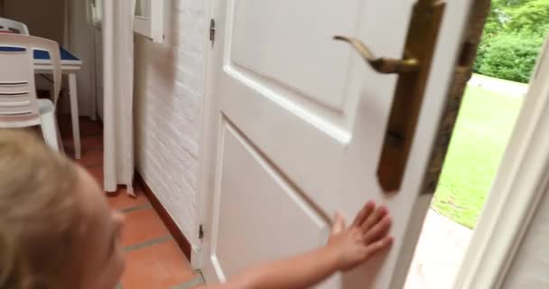 Infant Closes Home Front Door — Vídeo de Stock