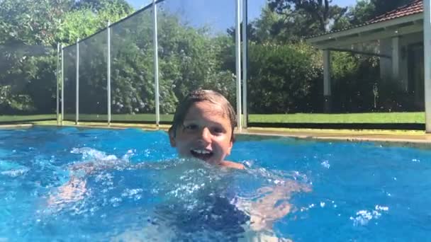 スローモーションでプールの中で泳ぐ子供 — ストック動画