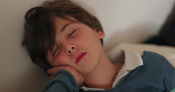 Дитина Спить Виснажена Відверта Дитина Спить — стокове відео