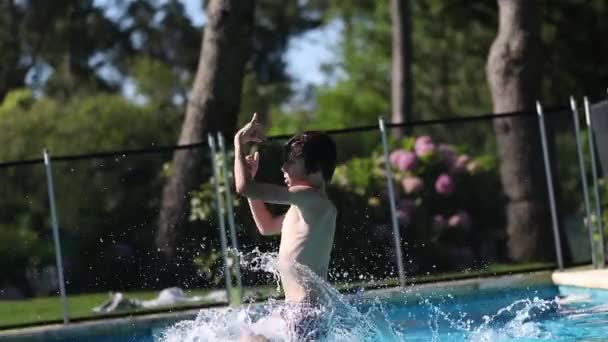 Criança Saltando Dentro Água Piscina — Vídeo de Stock