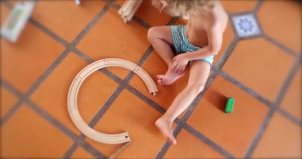 Дитина Грає Іграшками — стокове відео