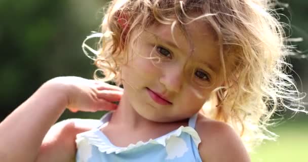 Küçük Kız Kameraya Portre Pozu Veriyor — Stok video