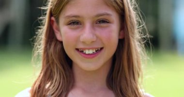 Mutlu kız kameraya gülümsüyor.