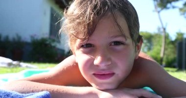 Dışarıda kameraya bakan yakışıklı bir gencin portresi.