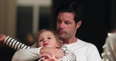 Geceleri baba kucağında bir çocuk