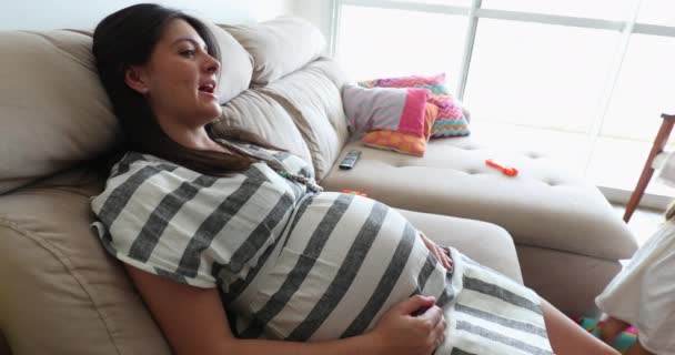 Έγκυος Αναπαύεται Κάθεται Στο Σπίτι Καναπέ Στο Σπίτι — Αρχείο Βίντεο