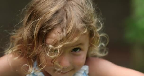 Sevimli Küçük Kız Portresi — Stok video