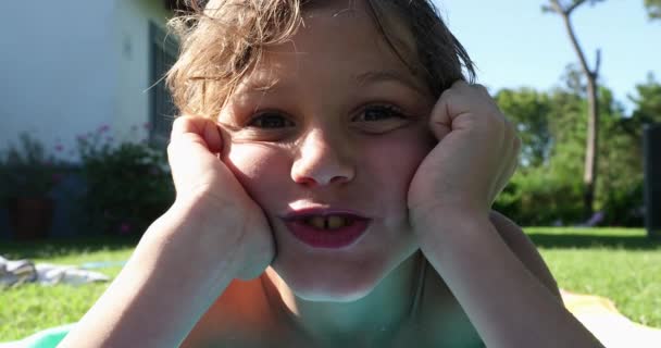 Hübsches Kind Auf Gras Gelegt — Stockvideo