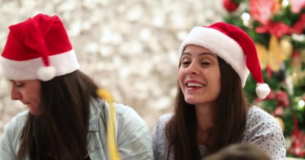 Hermanas Con Sombrero Santa Durante Las Vacaciones Navidad — Vídeos de Stock