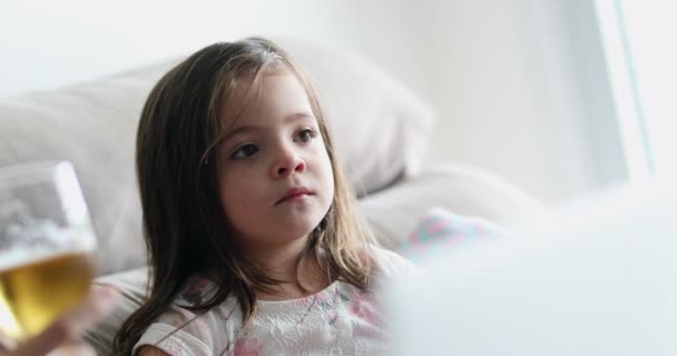 Маленька Дівчинка Вдома Дивиться Телеекран — стокове відео