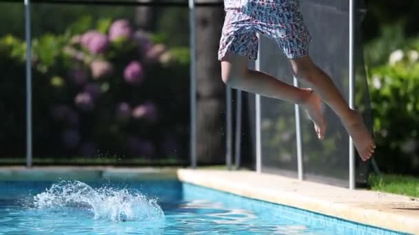 Criança Correndo Pulando Dentro Água Piscina Durante Férias Verão — Vídeo de Stock