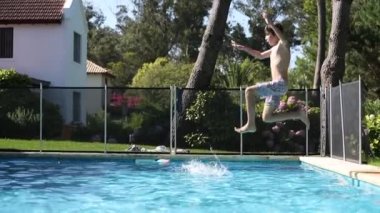 Çocuk havuz suyuna atlıyor, 120 fp.