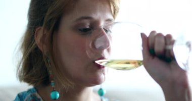 Şarap içen gizli bir genç kadın.