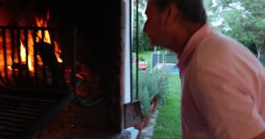 Adam barbekü mangalı hazırlıyor.