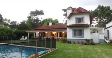 Evin arka bahçesinde bir ev.