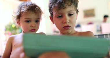 Evde tablet aygıtı kullanan çocuklar, samimi ve otantik