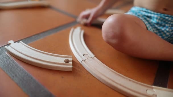 Детский Мальчик Играет Деревянными Игрушечными Дорогами — стоковое видео