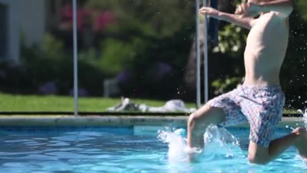 Kind Loopt Springt Zwembad Water 120Fps — Stockvideo