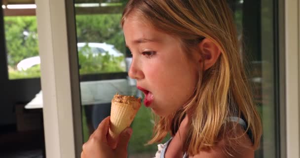 Dziewczynka Jedzenie Lodów — Wideo stockowe