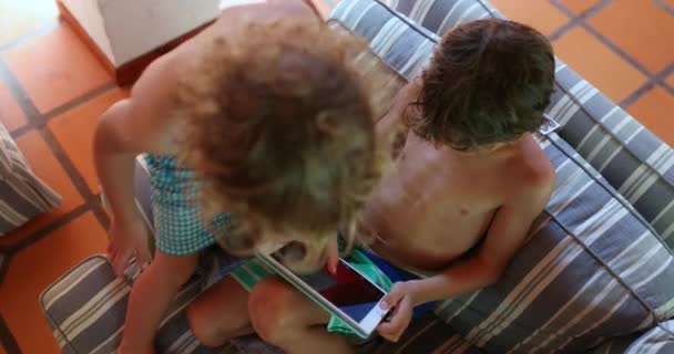 在家中使用平板电脑的儿童 — 图库视频影像