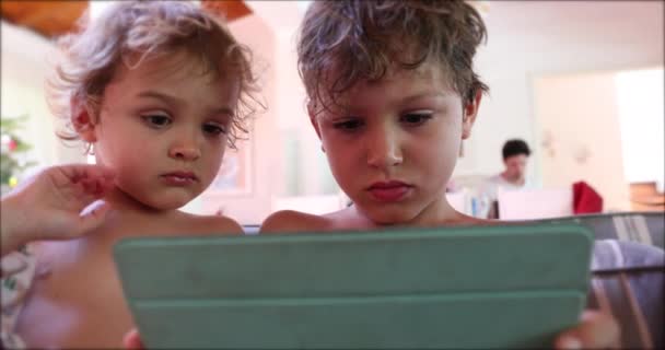 Tablettaeszközt Otthon Használó Gyermekek Őszinték Hitelesek — Stock videók