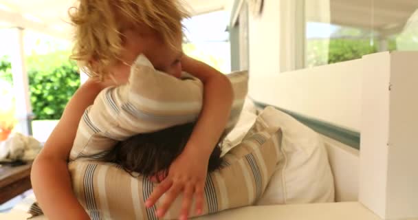 Niños Jugando Con Almohada Casa — Vídeos de Stock