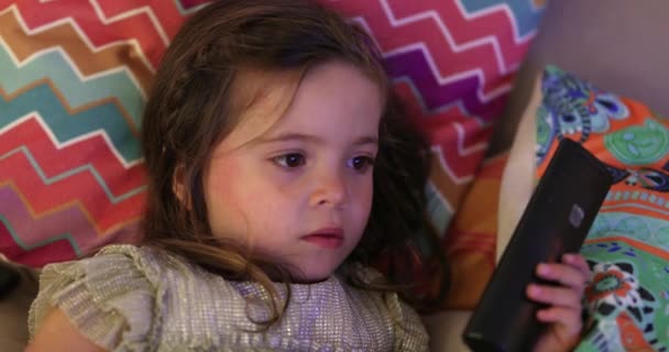 Dziecko Dziewczyna Siedzi Kanapie Oglądając Ekran Trzymając Pilota Szczery — Wideo stockowe