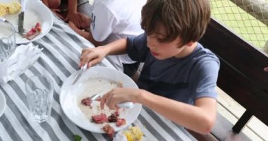 Çocuk yemek tabağını bitiriyor