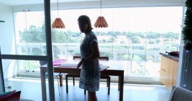 Konutların balkonunda samimi kadınlar