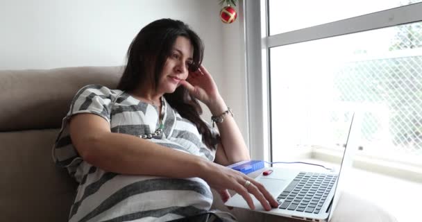 Pregnant Young Woman Working Home Using Laptop — Vídeo de Stock
