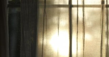 Güneşli ev perdesi