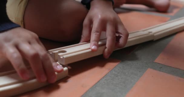 Ребенок Соединяет Вместе Деревянные Куски Дорог Комбинирующие Детали Токаря — стоковое видео