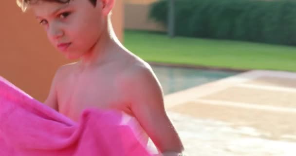 Çocuk Yüzme Havuzundan Sonra Vücudu Havluyla Örtüyor — Stok video