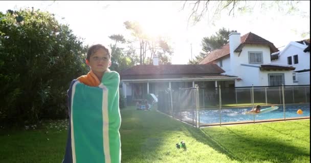 Jeune Garçon Piscine Couverte Serviette — Video