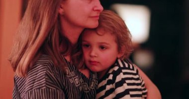 Utangaç bir çocuk ve annesi samimi bir hayat yaşıyor.