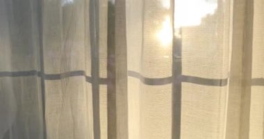 Ev perdesi dışarı bakıyor.