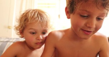 Ekrana bakan çocukların yüzleri