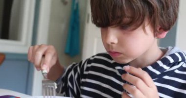 Genç çocuk öğle yemeği için sağlıklı yemek yiyor. Çocuk yemek yiyor.