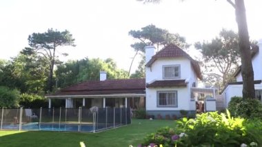 Ev bahçesinin dışında mercek patlaması olan bir ev.