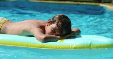 Havuzdaki çocuklar şişme yatağın üstünde