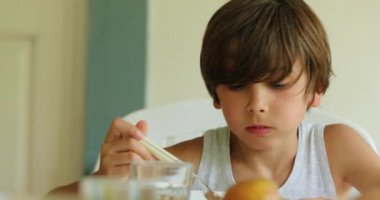 Gnocchi yiyen çocuk, yakın plan.