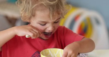 küçük çocuk yemek kahvaltı