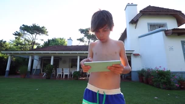 Παιδικό Αγόρι Κρατώντας Δισκίο Συσκευή Έξω Μπροστά Από Σπίτι — Αρχείο Βίντεο