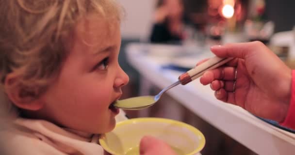 Mom Feeding Baby Soup — Vídeo de stock