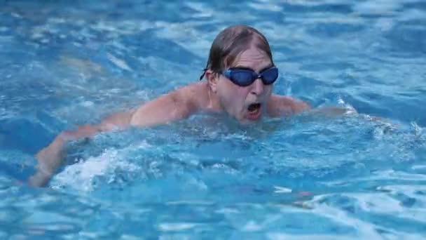 Older Man Swimming Pool Senior Person Training Cardio — Stok Video