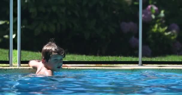 Niño Piscina Sosteniéndose Piscina Nadando — Vídeos de Stock