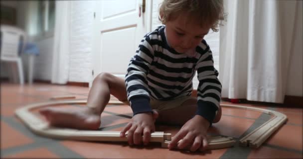 Маленький Хлопчик Грає Дерев Яною Дорогою Дитяче Будівництво Автомобільних Доріг — стокове відео